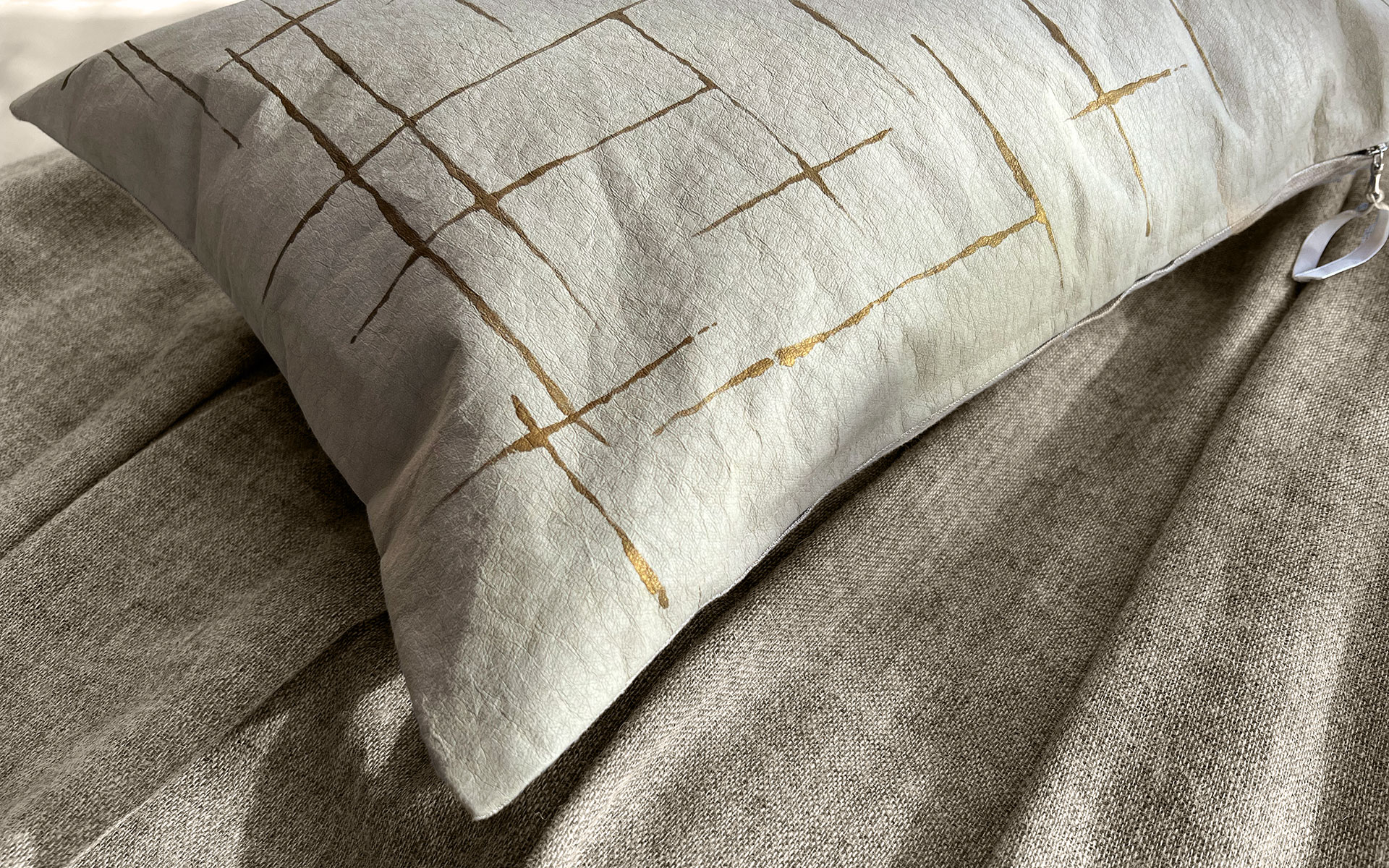 Mrs.Me home couture - cushion Linea Sage detail